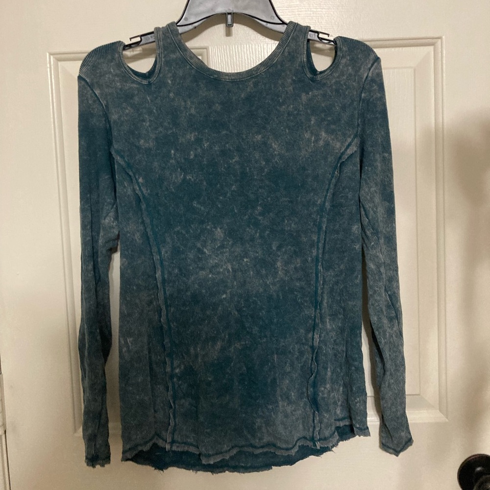 Rock & Republic blue acid wash cold shoulder shirt